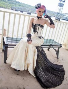 ヴィンテージゴシック様式のマーメイドウェディングドレス2022上品な象牙と黒コルセットロングブライダルガウン恋人の袖なしサテンレースブライドドレス