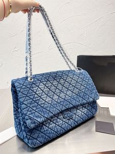 2022 Borse a tracolla unisex di lusso Borsa a tracolla di design Borsa con patta in denim trapuntato ricamato blu medio Borse popolari Portafogli Portafogli con hardware in argento