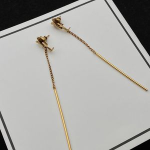 Pendientes de borde de moda Arete de joyería de diseñador para mujeres Paradas de oro Carta de oro Y Caja de regalo de boda elegante