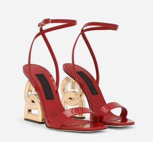 Marcas de luxo de verão Patente Sandálias de couro Sapatos de salto de salto dourado Bombas vermelhas pretas de carbono banhadas a ouro Gladiator sandalias com caixa