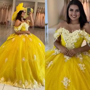2022 Underbara gula quinceanera klänningar spetsapplikationer pärlstav tyll från axeln handgjorda blommor söta prinsessan tävling prom boll klänning vestidos b0813g03