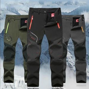 Mens impermeável ao ar livre calças de carga acampamento trekking esporte calças casuais masculino inverno quente mais veludo macio casca caminhadas calças 220713