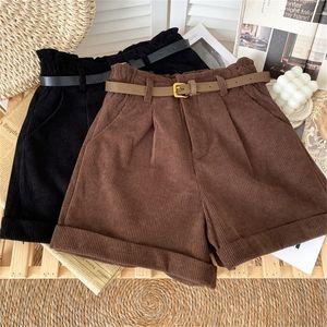 Corduroy rullade bredbenskort Kvinnor Koreanska Retro Elastiska Midja Lösa Casual Korta Byxor Med Bälte Lossa En Linje Shorts Femme 220419