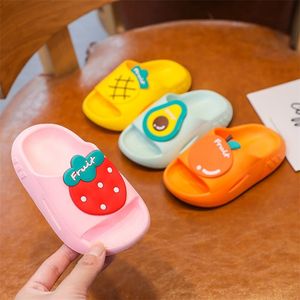 Cartoon Strawberry Kids Slippers для мальчиков Summer Beach Indoor милые женские туфли дома мягкие не скользящие дети 220427