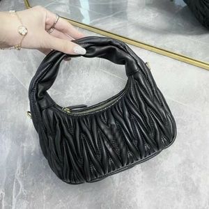 Mui Mui Bag 상징적 디자이너 가방 방황 Matelasse Nappa Hobo Bags 아름다운 3D 버블 라인 어깨 가방 금 하드웨어 금속 글자 Hasp Baguette Front Zip Bag 266