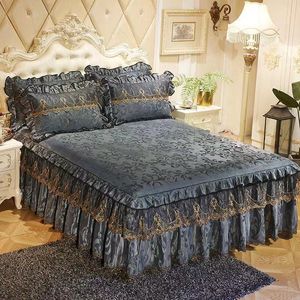 Zestaw 3PCS Dobra jakość wytłaczania aksamitne spódnica 1PC Romans Elegancki koralowy polar Bedspread obejmował 2pcs poduszkę 220531