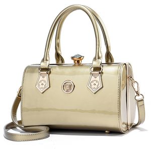 2023 Kvinnor handväska och handväskor nya mode avslappnade små fyrkantiga väskor av hög kvalitet nåd unika designer axel messenger väskor