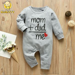 Neonati maschi Pagliaccetto in cotone a maniche lunghe Lettera Mamma più papà Equal Me Tuta Abbigliamento infantile Autunno nato Vestiti per bambini 220525