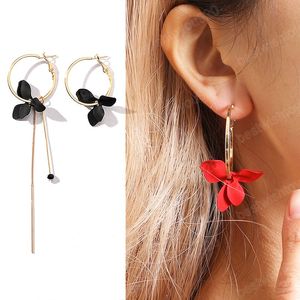 Elegante bemalte weiße Blume asymmetrische Ohrringe für Frauen Goldfarbe kleine baumelnde Ohrringe lange Kette Quaste hängende Ohrringe