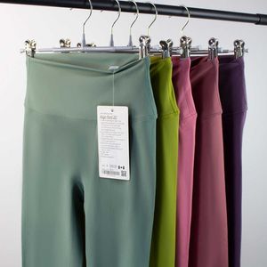 I vestiti di yoga allineano nessun imbarazzo sportivo con pantaloni nudi alta nuda nuda a forma di forma femminile di capris