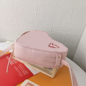 Hjärtformad väska kvinnor handväska axel crossbody väskor koppling präglat läder klassisk bokstav justerbar rems blixtlås 001