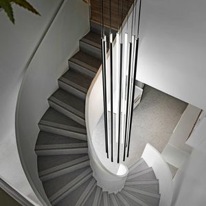 黒い階段シャンデリアランプモダンデザインデュプレックスビルディングホール廊下階段照明北欧の新しい性格LEDシャンデリア