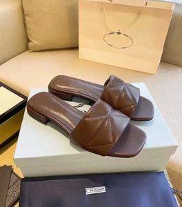 Designers skor för kvinnliga tofflor sandaler lägenheter klackade mode triangel platt bilder flip flops sommar läder utomhus loafers badskor med låda