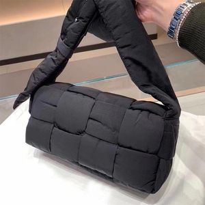 Akşam çantaları moda dokuma pamuklu yastıklı kadın omuz çantası markaları tasarımcı 2022 örgü el çantası için crossbody dolduruyor