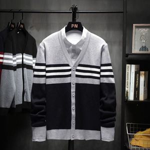 Män höststickad strippad cardigan tröja Men's Long Sleeve Button ner Top Knitwear Woolen Coat Slim Korean Fashion