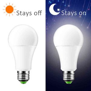 LED 센서 전구 E27 B22 10W 15W DAWN SMART LAMP 전구 AC85V-265V Day Night Light Auto On/Off 계단 복도 통로 H220428