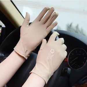 5本の指の手袋スーパーエラスティックフルフィンガードライビング刺繍日焼け日スクリーンスリップ耐性短い女性女性