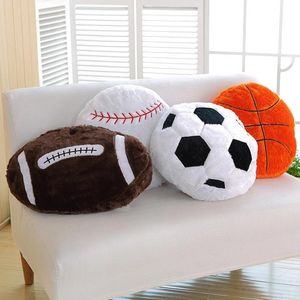 Творческий футбольный футбольный стиль подушки Пушистые фаршированные плюшевые мягкие долговечные спортивные игрушки стиль играют подарок для детской комнаты украшение Y200103
