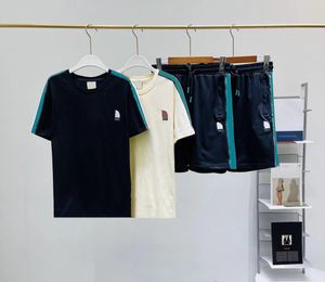 メンズトラックスーツ夏のショートセットマンTシャツとショーツデザイナートラックスーツのティーシャツのシャツスーツ黒ベージュColots TシャツTシャツS-2XL