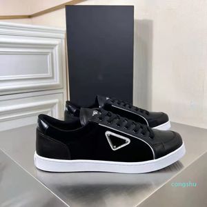 En Lüks Fırçalanmış Deri Sneakers Ayakkabı Erkekler Kaykay Yürüyüş Kauçuk Taban Ayakkabı Emaye Metal Üçgen Konfor Eğitmenler EU38-46