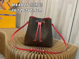 Guldkedja Ruched Leather Women's Shoulder Bag 2022 Ny lyxig solid färg mode kvinnlig handväskor klipp toppväskor-A2