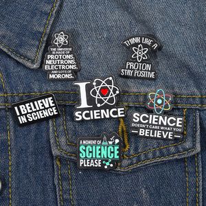 Science Enamel Pin Spilla con distintivo in metallo I Love Science Cartoon Believe Quote Gioielli Regalo Zaino Cappello Punk Amici Accessori