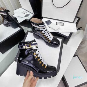 2022 Luxury Designer عرض أحذية عرضية Lug Sole Combat Boot Boot مع Sylvie Web