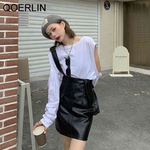 Qoerlin Korean PU Leather Suspender Skirt Memale obind膝の短いスカートプラスファッション学生ハイウエストブラックサンドレス210412