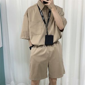 2020シャツショーツサマーメンズレジャーカーキブラックカラーメンズセットルーズトラックスーツ半袖スーツ高品質の服M XL LJ201125