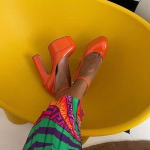 タンゴールプラットフォームパンプスシューズオレンジパテントレザーハイヒールの足首のストラップの切りくるようなかかとブロックのかかと155mmの丸いつま先のドレス靴の女性の高級デザイナー工場履物