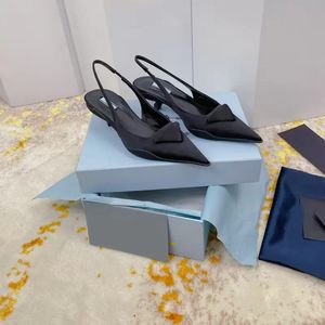 Svarta pumpar slingback sandaler kvinnor skor låg häl lyx sandal borstat spetsigt läder patent lady bröllop fest 35-40