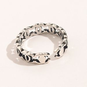 Klassiskt band Bokstäver av högsta kvalitet Ringar för män Dammodedesigner Extravagant varumärke Geometri Brev Antik silverring Kopparöppning Justerbara smycken