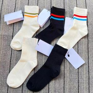 Herren- und Damen-Designer-Sportsocken, modische Buchstaben-Stickerei, lange Socken für Männer, hochwertige Unisex-Strümpfe, Freizeitsocken, 2 Teile/Set, mehrere Farben