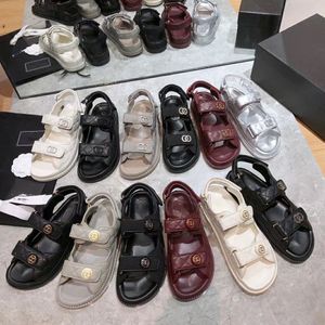 2022 Nouvelles sandales d'été pour femmes Velcro Velcro Black Blanc Camouflage plage chaussures en caoutchouc Sports décontractés de pantoufles romaines polyvalentes pour femmes