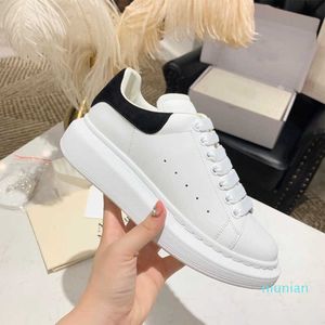 2022 Toppkvalitet Herrkvinnor Casual Shoes Leather Lace Up Platform Overized Sole Sneakers White Black Luxury Velvet Suede 35-45 sneaker