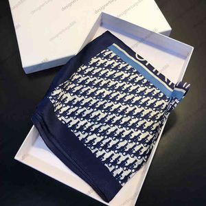 ingrosso Blue Cravats-Accessori per sacchetti per sciarpa di seta di seta di lussuoso designer di lussuosi con lettere in scatola originali versatili piccole sciarpe quadrate di copricapo di gelso professionale cm