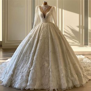 Abito da ballo principessa Abiti da sposa Maniche lunghe Scollo a V Halter Paillettes Applicazioni Increspature in pizzo Lunghezza pavimento Foglie 3D Abito da sposa Vintage Taglie forti Robes de soiree