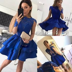 Blau kurzgestufte Spitzencocktailkleid mit Illusion Langarm sexy Rücken Mini weiche Satin -Partykleider für Mädchen