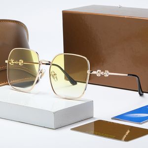 Óculos de sol de luxo de luxo Designer de lentes Polaroid Womens masculino Óculos idosos para mulheres Estrutura de óculos de metal vintage Metal Sun With Box 0142