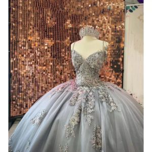 Bordado Sier Cinza Quinceanera Vestidos Frisados ​​Cristais Spaghetti Straps Tulle Sweep Train Cetim Custom Made Doce Festa de Aniversário Vestido de Baile