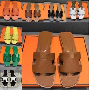 2022 ny designer Tofflor slides Dam flip flops Läder Damsandal Dubbel Metall Svart Vit Bruna tofflor Sommarstrandsandaler med BOX