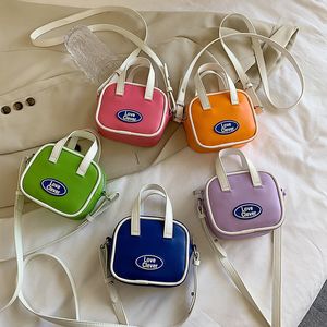 Kinder Casual Handtasche 2022 Baby Mädchen Candy Farbe Einzelne Umhängetaschen Kinder Brief Mode Umhängetasche Lippenstift Null Brieftaschen F1405