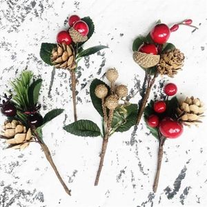 5PCS Christmas Red Berry and Pine Sone Cils z Holly Branches for Xmas Party Decoration Y201020