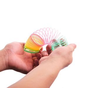 I giocattoli Fidget di decompressione del cerchio arcobaleno sono regali educativi per bambini in continua evoluzione