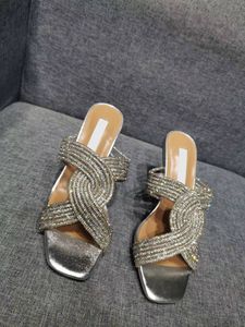 2022 New Ladies Luxury Rhinestone Leather Crystal Sandals Designer Style Square Toe Cross Strap Roman Sandals Sexy Shiny Women Summer Wedding Party Shoes