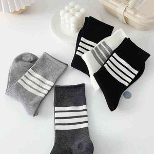 الغريبة غير متماثلة AB Socks Sports Tube Middle Bar أفقي Bar Ins Trend Trend Pile College Style Ss.6