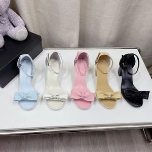 2022 verão novo sandálias de couro redondo dedo do pé espesso palavra fivela com um arco nas sandálias do calcanhar para mulheres