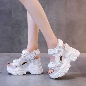 Dicke Sandalen Bottom Muffin Casual Women Sommer 2024 Neigung hochhackige Sportschuhe Lady Innerer Erhöhung Mode Sandalias Sa