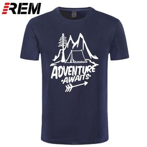 REM Adventure Awaits Lettera T-shirt Viaggi, Pino, Montagne, Tenda Stampa Alta qualità Puro cotone Unisex 220401