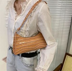 夏の女性の財布とハンドバッグ2022新しいファッションカジュアルな小さな正方形のバッグ高品質のユニークなデザイナーショルダーメッセンジャーバッグH0359